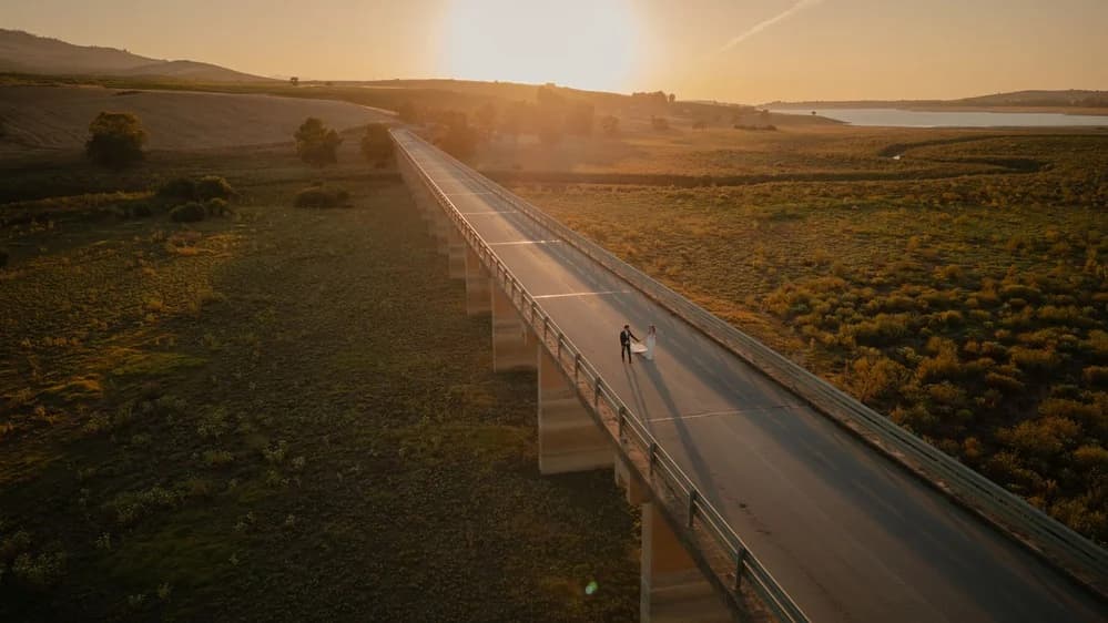 Sposi ripresi dal drone al tramonto, matrimonio cinematografico in Sicilia